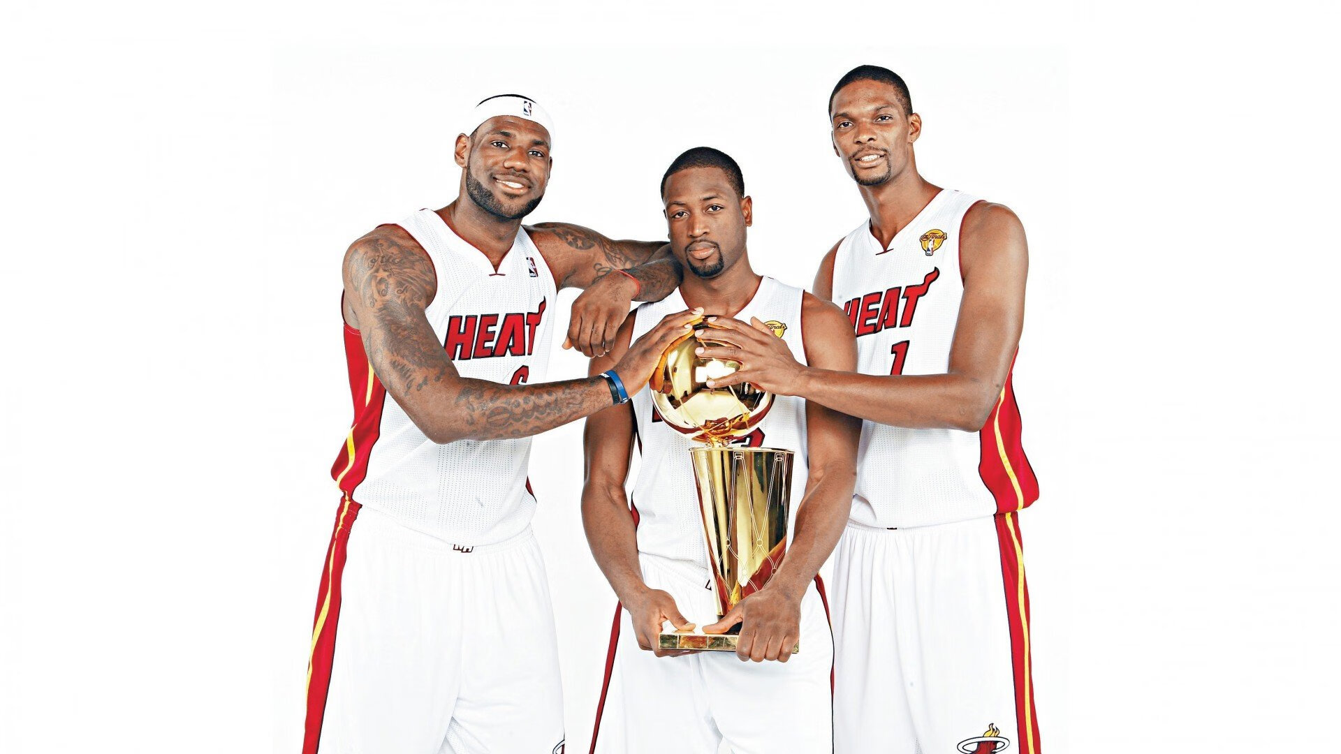 世界杯：宠物因主人看球激动大喊而惊慌逃窜的搞笑视频在网络疯传